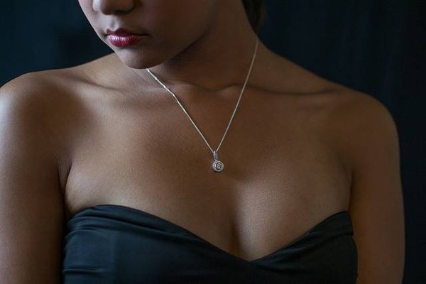 Pourquoi les colliers en fil transparent sont populaires pour les femmes ?